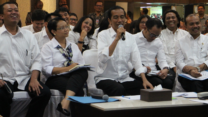 Presiden Joko Widodo saat beraudiensi melalui e-blusukan dengan para TKI dari gedung Bina Graha, Jakarta
