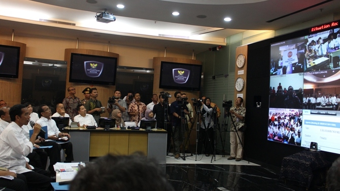 Presiden Joko Widodo saat beraudiensi melalui e-blusukan dengan para TKI dari gedung Bina Graha, Jakarta
