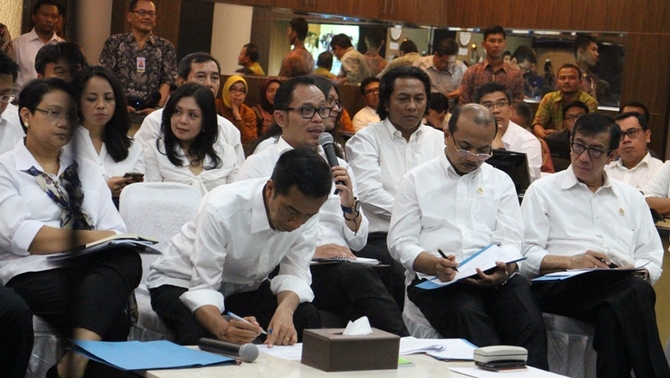 Menaker Hanif Dhakiri menjawab pertanyaan para TKI