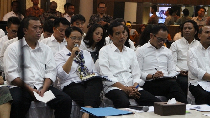 Menlu Retno Marsudi memberikan penjelasan dan menjawab keluhan para TKI