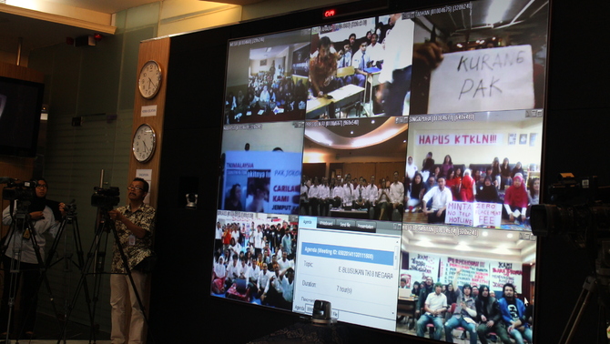 Monitor yang dipakai untuk menampilkan para TKI di Luar Negeri