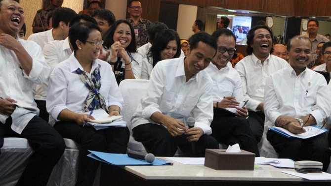 Presiden Joko Widodo, dan sejumlah menteri serta relawan tertawa saat mendengar respon TKI 