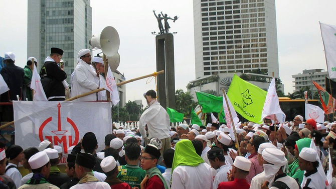 Habib Muhammad Rizieq Shihab berorasi untuk membakar semangat ratusan massa dalam aksi penolakan terhadap Gubernur DKI Jakarta, Basuki Tjahaja Purnama di kawasan bundaran Hotel Indonesia, Senin (1/12).