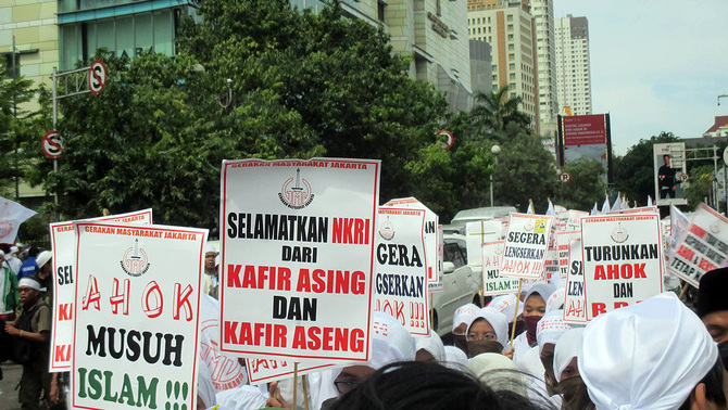 Ratusan massa perempuan dari Gerakan Masyarakat Jakarta (GMJ) membawa atribut berisi penolakan terhadap Gubernur DKI Jakarta, Basuki Tjahaja Purnama (Ahok) saat mengadakan long march di kawasan Bunderan HI, Senin (1/12).