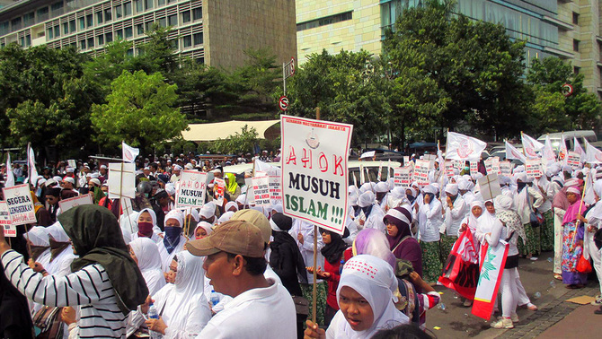 Sejumlah perempuan dari Gerakan Masyarakat Jakarta (GMJ) nampak memegang atribut bertuliskan 