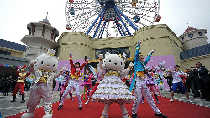 Sejumlah penari berkostum Hello Kitty tampil dalam inagurasi di depan Hello Kitty Park, Tiongkok.
