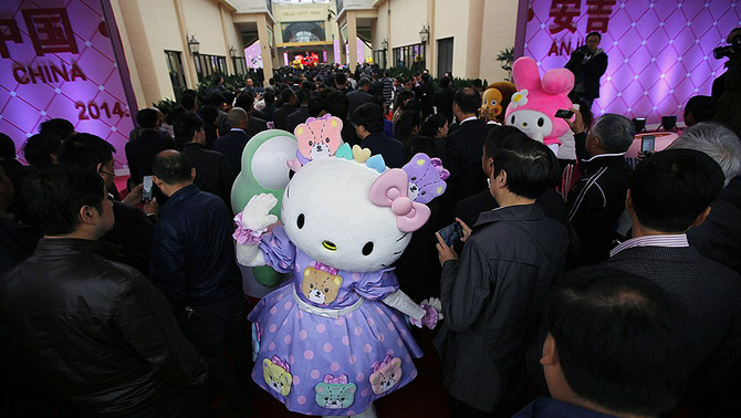 Penari berkostum Hello Kitty menyambut para pengunjung di Hello Kitty Park, Tionkok.