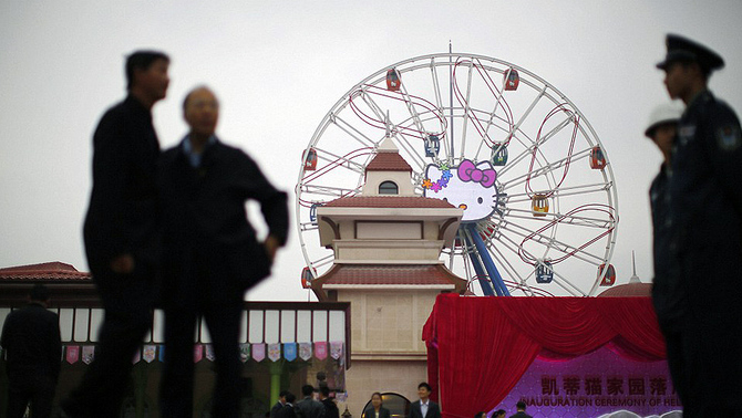 Sejumlah petugas keamanan berjaga di area Hello Kitty Park, Tiongkok.