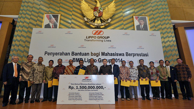 Menteri Riset, Teknologi, dan Pendidikan Tinggi Prof Dr Mohamad Nasir, bersama Chairman Lippo Group Dr Mochtar Riady, dan Presdir Lippo Group Theo Sambuaga usai penyerahan bantuan bagi mahasiswa berprestasi senilai Rp 1,5 Miliar kepada 10 Perguruan Tinggi Negeri di Jakarta, Selasa (2/12). 
