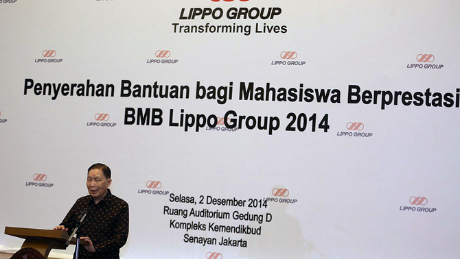 Chairman Lippo Group Dr Mochtar Riady, memberi sambutan dalam penyerahan bantuan bagi mahasiswa berprestasi senilai Rp 1,5 Miliar kepada 10 Perguruan Tinggi Negeri di Jakarta, Selasa (2/12). 