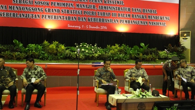 Presiden Joko Widodo didampingi Kapolri Jend.Polisi Sutarman di Apel Kasatwil 2014