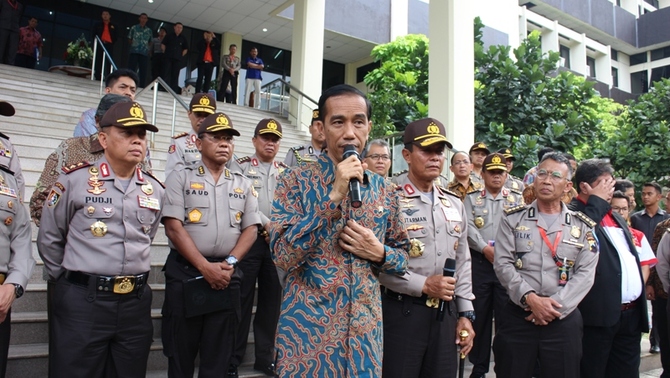 Presiden Joko Widodo didampingi Kapolri Jend.Polisi Sutarman memberikan keterangan pers usai Apel Kasatwil Polri 2014