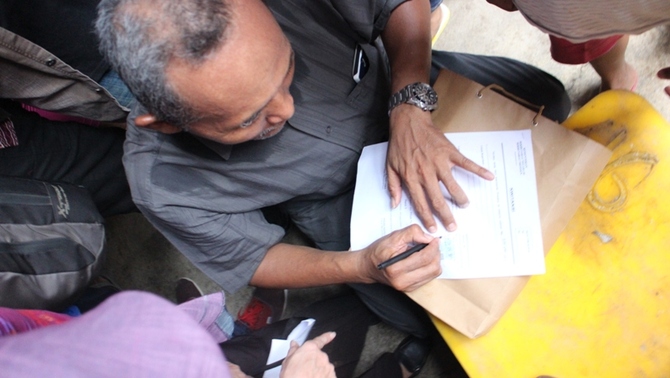 Ketua RW Tambak Lorok mewakili warga menerima bantuan Rp 300 juta dari Presiden Jokowi dan menandatangani tanda terima