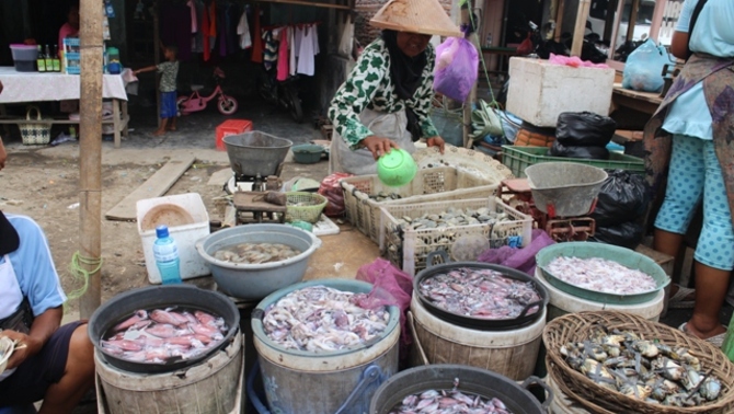 Pedagang ikan di kampung nelayan Tambak Lorok