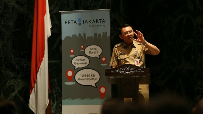 Gubernur DKI Jakarta Basuki T Purnama memberikan sambutan pada acara peluncuran petajakarta.org di Balai Kota, Jakarta, Selasa (2/12). 