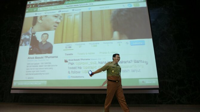 Gubernur DKI Jakarta Basuki T Purnama,  menunjukan tweet pertamanya  pada  peluncuran petajakarta.org di Balai Kota, Jakarta, Selasa (2/12/2014). 