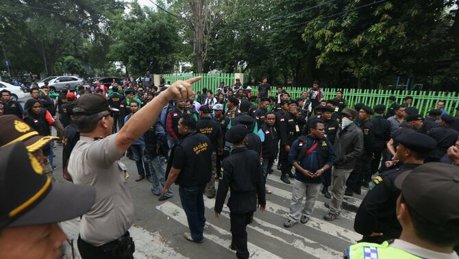 Petugas Kepolisian melakukan penjagaan ketika massa PPP kubu Romahurmuzy berencana menduduki Kantor DPP PPP, Jakarta, Selasa (2/12). Massa PPP kubu Romy batal menduduki DPP PPP setelah pertemuan kedua kubu sepakat untuk menggunakan kantor DPP secara bersama dan dijaga oleh satgas kedua belah pihak.