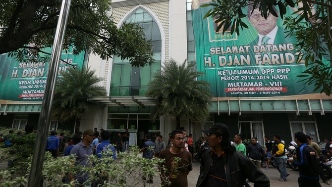 Massa PPP kubu Djan Farids berjaga di halaman kantor, ketika massa PPP kubu Romahurmuzy berencana menduduki Kantor DPP PPP, Jakarta, Selasa (2/12). Massa PPP kubu Romy batal menduduki DPP PPP setelah pertemuan kedua kubu sepakat untuk menggunakan kantor DPP secara bersama dan dijaga oleh satgas kedua belah pihak. 
