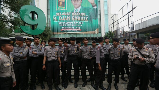 Petugas Kepolisian melakukan penjagaan ketika massa PPP kubu Romahurmuzy berencana menduduki Kantor DPP PPP, Jakarta, Selasa (2/12). Massa PPP kubu Romy batal menduduki DPP PPP setelah pertemuan kedua kubu sepakat untuk menggunakan kantor DPP secara bersama dan dijaga oleh satgas kedua belah pihak.