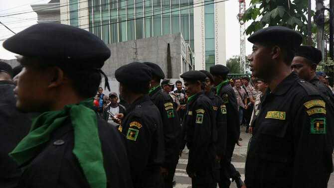 Massa PPP kubu Romahurmuzy berencana menduduki Kantor DPP PPP, Jakarta, Selasa (2/12). Massa PPP kubu Romy batal menduduki DPP PPP setelah pertemuan kedua kubu sepakat untuk menggunakan kantor DPP secara bersama dan dijaga oleh satgas kedua belah pihak.