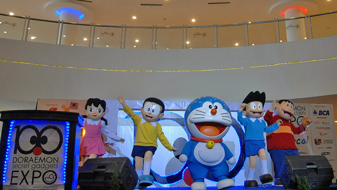 Pementasan tokoh animasi robot kucing Doraemon pada pembukaan 