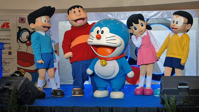 Pementasan tokoh animasi robot kucing Doraemon pada pembukaan 