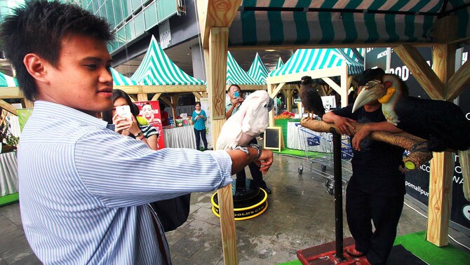 Sejumlah pengunjung meramaikan stand pada acara Weekend Organic Market di Lippo Mall Puri di Jakarta, Minggu (21/12).