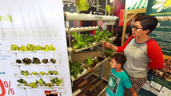 Sejumlah pengunjung meramaikan stand pada acara Weekend Organic Market di Lippo Mall Puri di Jakarta, Minggu (21/12).