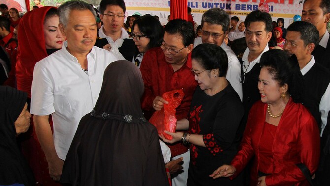 Presiden RI ke-5 Megawati Soekarno Putri, Managing Director Sinar Mas G Sulistiyanto, Pendiri Artha Graha Peduli Tommy Winata dan Ketua DPP PDIP Bidang Perempuan dan Anak Wiryanti Sukamdani memberikan paket sembako murah kepada warga saat pegelaran Pasar Murah di Jakarta, Senin (22/12)
