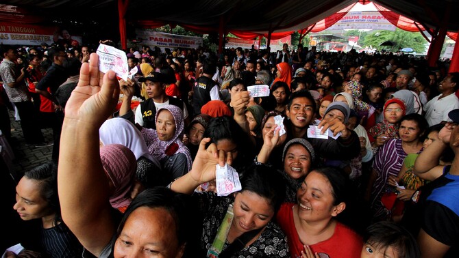 Warga mengantri saat pegelaran Pasar Murah di Jakarta, Senin (22/12)
