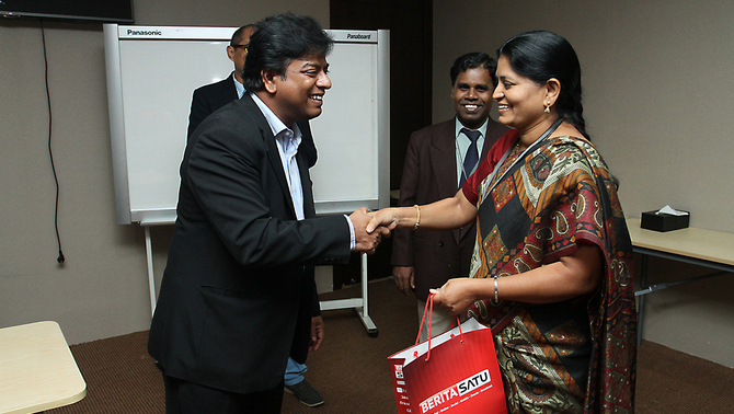 CEO Berita Satu Media Holdings Sachin Gopalan (kiri) memberikan kenang-kenangan kepada Prof. Vijaya Lakshmi (kanan) seusai kunjungan para pelajar dari D.G Vaishnav College, india di kantor redaksi BeritaSatu Plaza, Senin (9/2).