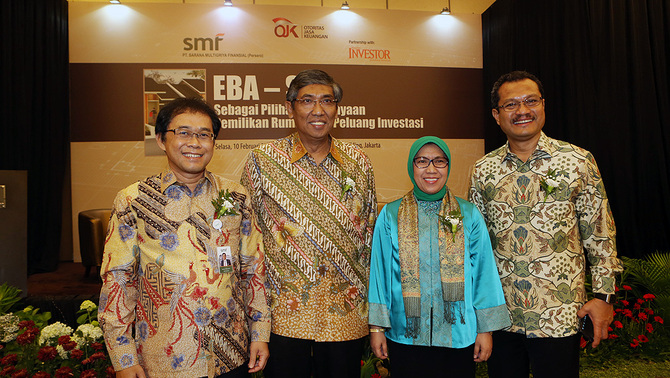 Direktur Utama PT. SMF (Persero), Raharjo Adisusanto (kiri), Wakil Menteri Keuangan, Mardiasmo (kedua kiri), Kepala Eksekutif Pasar Modal, OJK, Nurhaida (kedua kanan) didampingi Pemred Majalah Investor, Primus Dorimulu (kanan) saat seminar 