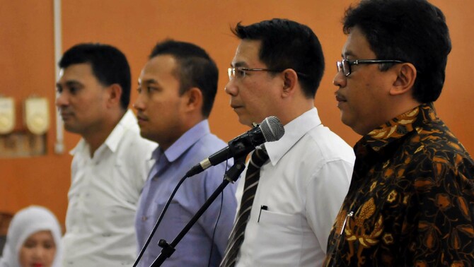 Plt Sekjen PDI Perjuangan Hasto Kristiyanto (kanan) berserta tiga mantan penyidik KPK dihadirkan untuk memberi kesaksian pada sidang praperadilan status tersangka Komjen Budi Gunawan (BG) di PN Jakarta Selatan, Jakarta, Selasa (10/2). SP/Joanito De Saojoao
