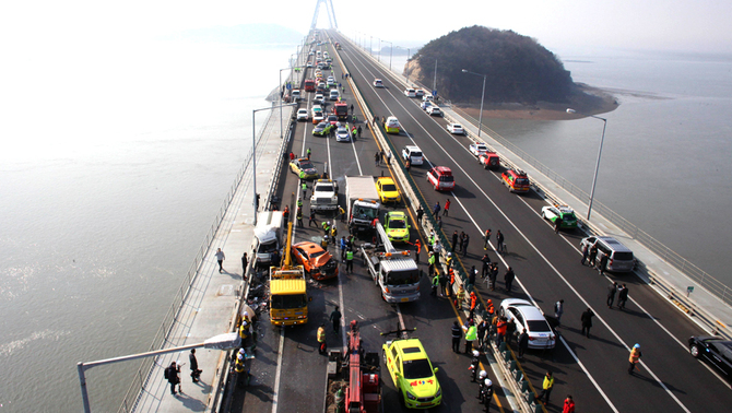 Kecelakaan tabrakan beruntun terjadi di jembatan yang menghubungkan Incheon dan Seoul, Rabu (11/2).