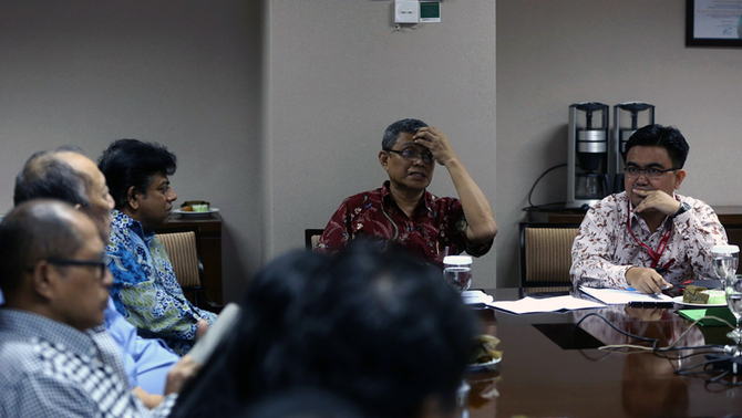 Ketua Litbang Beritasatu Didik J. Rachbini (tengah), bersama peneliti Litbang Beritasatu Agus Herta Sumarto (kanan) dan CEO Berita Satu Media Holdings Sachin Gopalan (dua Kiri), dalam pemaparan hasil survei Litbang Beritasatu tentang 