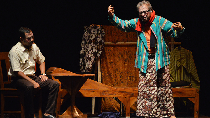 Pemain teater senior, Butet Kartaredjasa (kanan) tengah memerankan tokoh Abiyoso dalam Pementasan Teater Gandrik dengan judul 