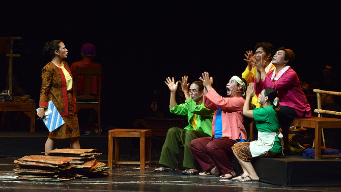 Sejumlah pemain dalam Pementasan Teater Gandrik dengan judul 