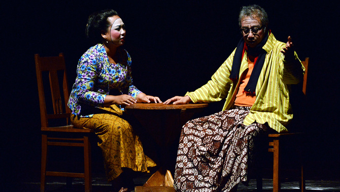 Pemain teater senior, Butet Kartaredjasa (kanan) tengah memerankan tokoh Abiyoso dalam Pementasan Teater Gandrik dengan judul 