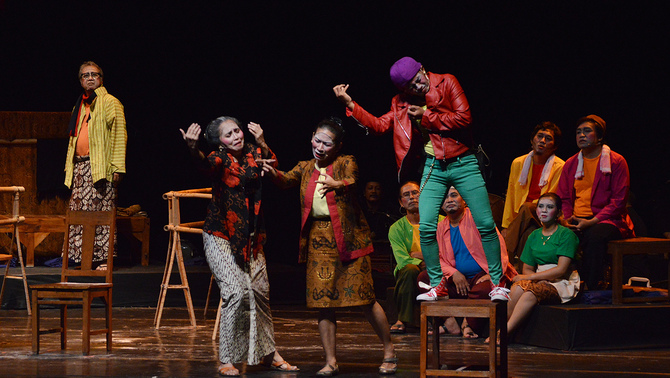 Sejumlah pemain beraksi dalam Pementasan Teater Gandrik dengan judul 