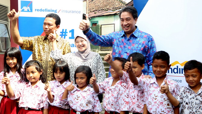 Presiden Direktur AXA Life Indonesia Hengky Djojosantoso, Kepala Seksi Pencegahan dan Pemberantasan Penyakit Menular Dinas Kesehatan Bogor dr. Siti Robiah dan General Manager Vaccines Sanofi Group Indonesia Joko Murdianto menyaksikan pemberian vaksinasi typhoid secara cuma-cuma kepada siswa-siswi SDN Loji 3 Bogor, Jawa Barat