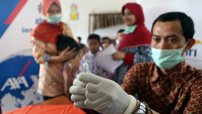 Pemberian vaksinasi typhoid