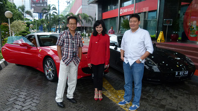 Salah satu pemilik saham Ferrari Nunu Datau, Presdir Mabua Harley Davidson Djonnie Rahmat, CEO Ferrari Indonesia Arie Christopher berpose di depan Ferrari saat berkunjung ke Redaksi BeritaSatu Media Holdings, Jakarta, 13 Februari 2015.