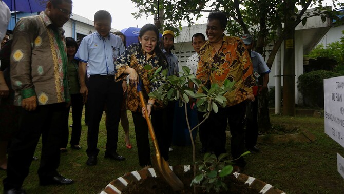 Menteri Koordinator Bidang Pembangunan Manusia dan Kebudayaan (Menko PMK) Puan Maharani (tengah), bersama Menteri Perindustrian Saleh Husein (kiri) menanam pohon secara simbolis usai acara batu pertama perluasan pabrik tekstil Sritex di Sukoharjo, Jawa Tengah,13 Februari 2015.