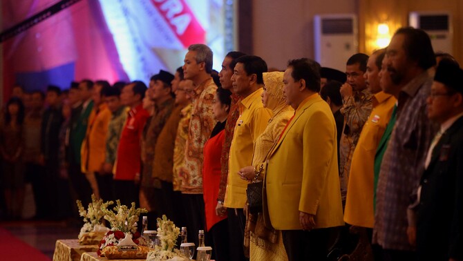 Presiden RI Joko Widodo (tengah), ketua umum partai Hanura Wiranto dan ketua umum PDI Perjuangan Megawati Soekarno Putri menghadiri pembukaan Munas II Partai Hati Nurani Rakyat (Hanura) di Solo, Jawa Tengah, 13 Februari 2015. 
