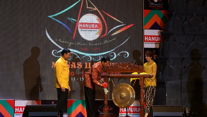 Presiden RI Joko Widodo didampingi ketua umum partai Hanura Wiranto memukul gong, membuka secara resmi, Munas II Partai Hati Nurani Rakyat (Hanura) di Solo, Jawa Tengah, 13 Feruari 2015.