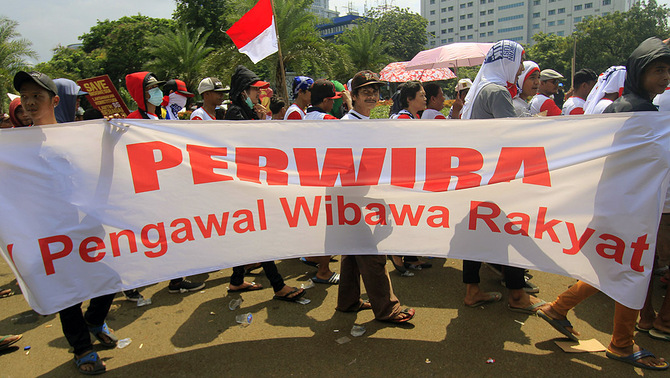 Massa yang menamakan simpatisan Koalisi Masyarakat Pengawal Konstitusi ( Kompak),  melakukan aksi unjuk rasa di depan Istana Merdeka, Jakarta Pusat, Senin (16/2). Mereka mendesak Presiden Jokowi melantik Budi Gunawan sebagai Kapolri.