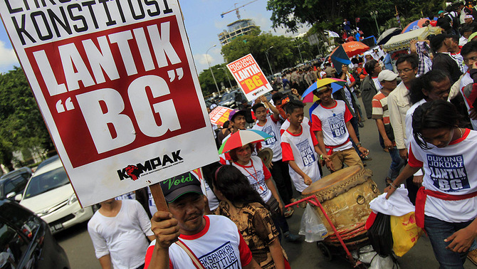 Massa yang menamakan simpatisan Koalisi Masyarakat Pengawal Konstitusi ( Kompak),  melakukan aksi unjuk rasa di depan Istana Merdeka, Jakarta Pusat, Senin (16/2).