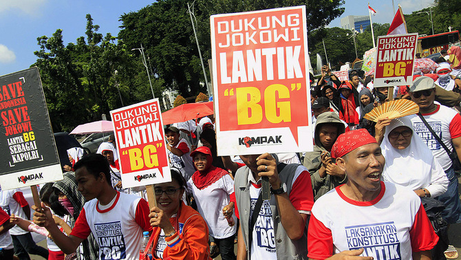 Massa yang menamakan simpatisan Koalisi Masyarakat Pengawal Konstitusi ( Kompak),  melakukan aksi unjuk rasa di depan Istana Merdeka, Jakarta Pusat, Senin (16/2).