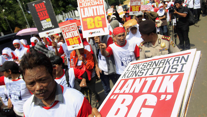 Massa yang menamakan simpatisan Koalisi Masyarakat Pengawal Konstitusi ( Kompak),  melakukan aksi unjuk rasa di depan Istana Merdeka, Jakarta Pusat, Senin (16/2).