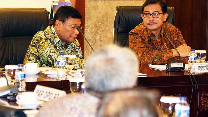 Menteri Agraria dan Tata Ruang Ferry Mursyidan Baldan (kanan) mengikuti rapat kerja dengan Wakil Ketua DPD RI Farouk Muhammad (kiri), membahas empat kasus sengketa tanah yang menonjol, utamanya terkait hak rakyat di gedung Nusantara IV DPD, Senayan, Jakarta, Senin (16/2). 